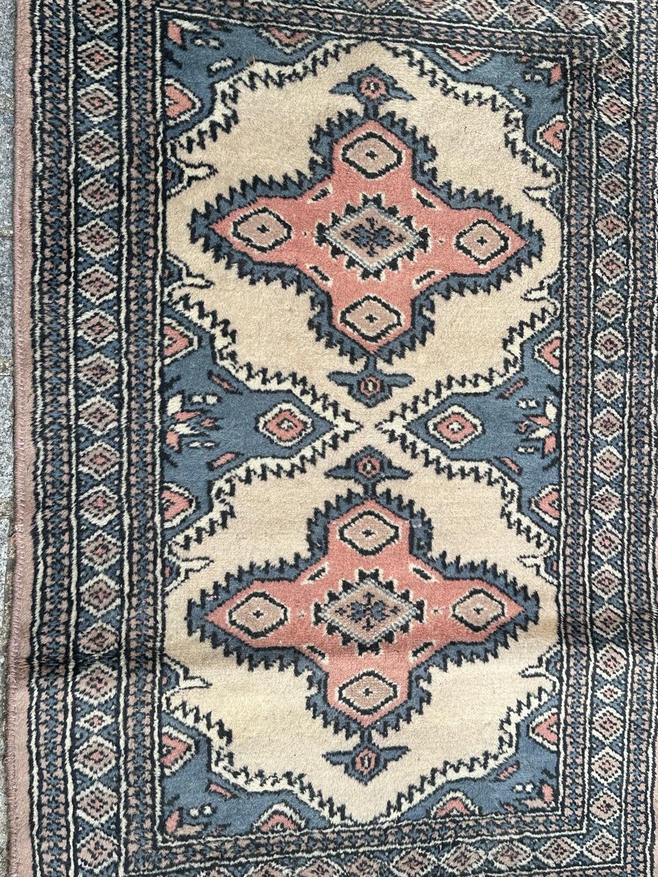 Grazioso piccolo tappeto pakistano vintage con un bel disegno geometrico nello stile dei tappeti turkmeni, e bellissimi colori con campo beige, rosa, blu, bianco e nero, interamente e finemente annodato a mano con lana su base di cotone.

✨✨✨
