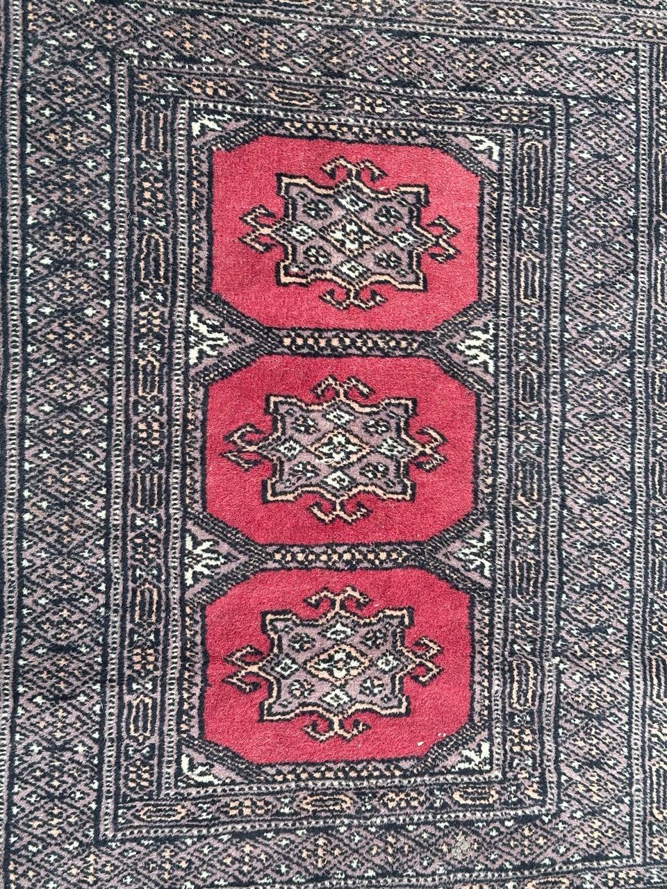 Joli petit tapis pakistanais vintage avec un joli design géométrique dans le style des tapis turkmènes, et de belles couleurs avec un champ rose, rose, orange, blanc et noir, entièrement et finement noué à la main avec de la laine sur une base de