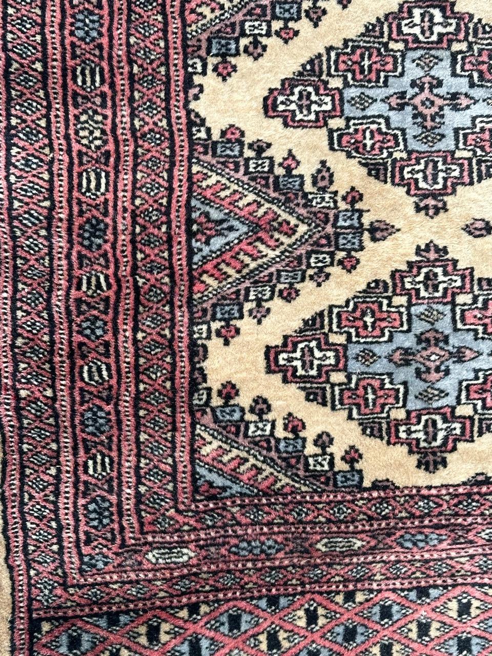Tribale piccolo e grazioso tappeto pakistano vintage in vendita