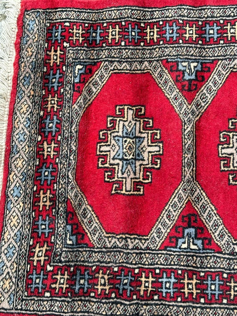 Hand-Knotted  pretty small vintage Pakistani rug For Sale