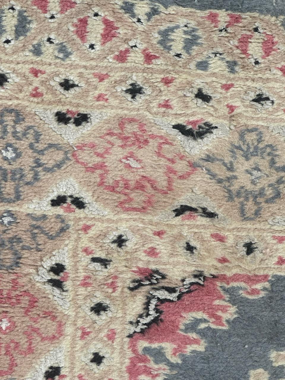 Hand-Knotted  pretty small vintage Pakistani rug For Sale