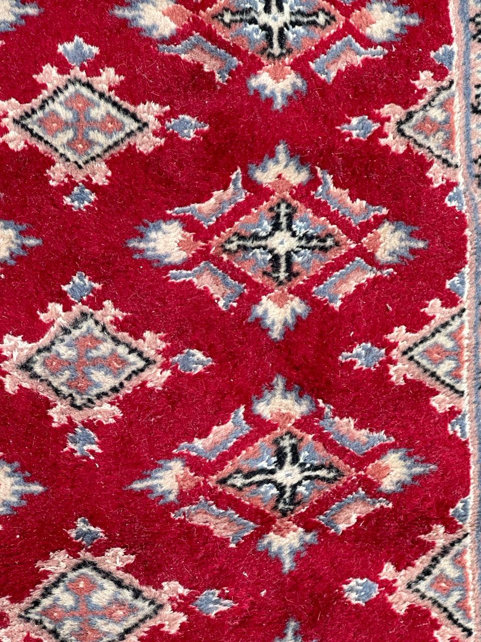 Annodato a mano un piccolo e grazioso tappeto pakistano vintage in vendita