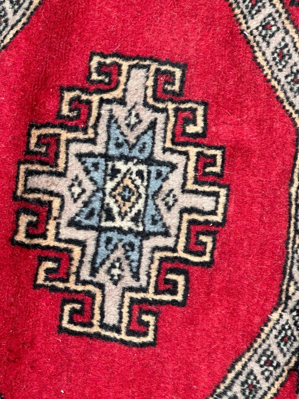 Late 20th Century Bobyrug’s pretty small vintage Pakistani rug For Sale