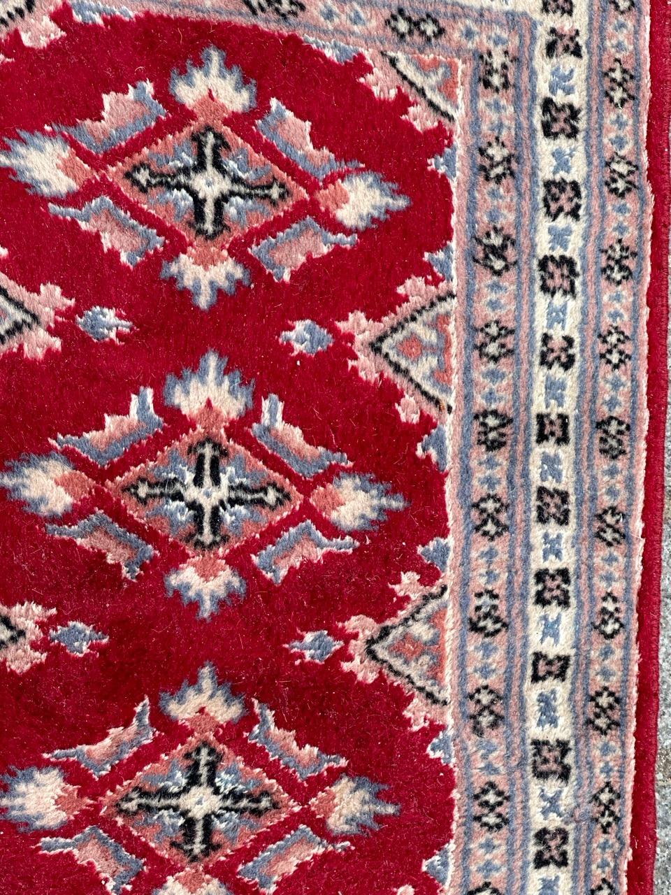 Late 20th Century pretty small vintage Pakistani rug For Sale