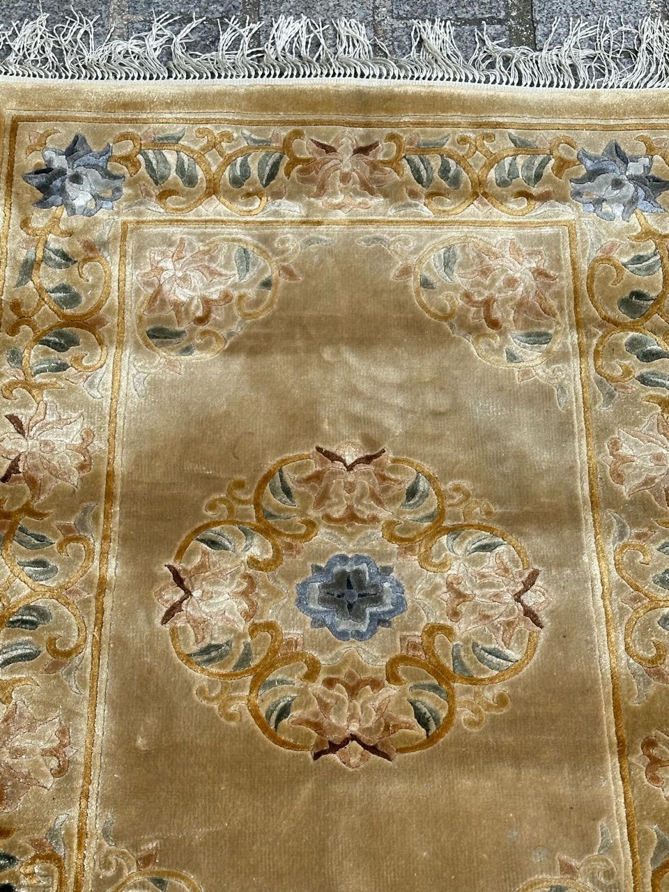 Le joli petit tapis chinois vintage en soie de Bobyrug  en vente 4
