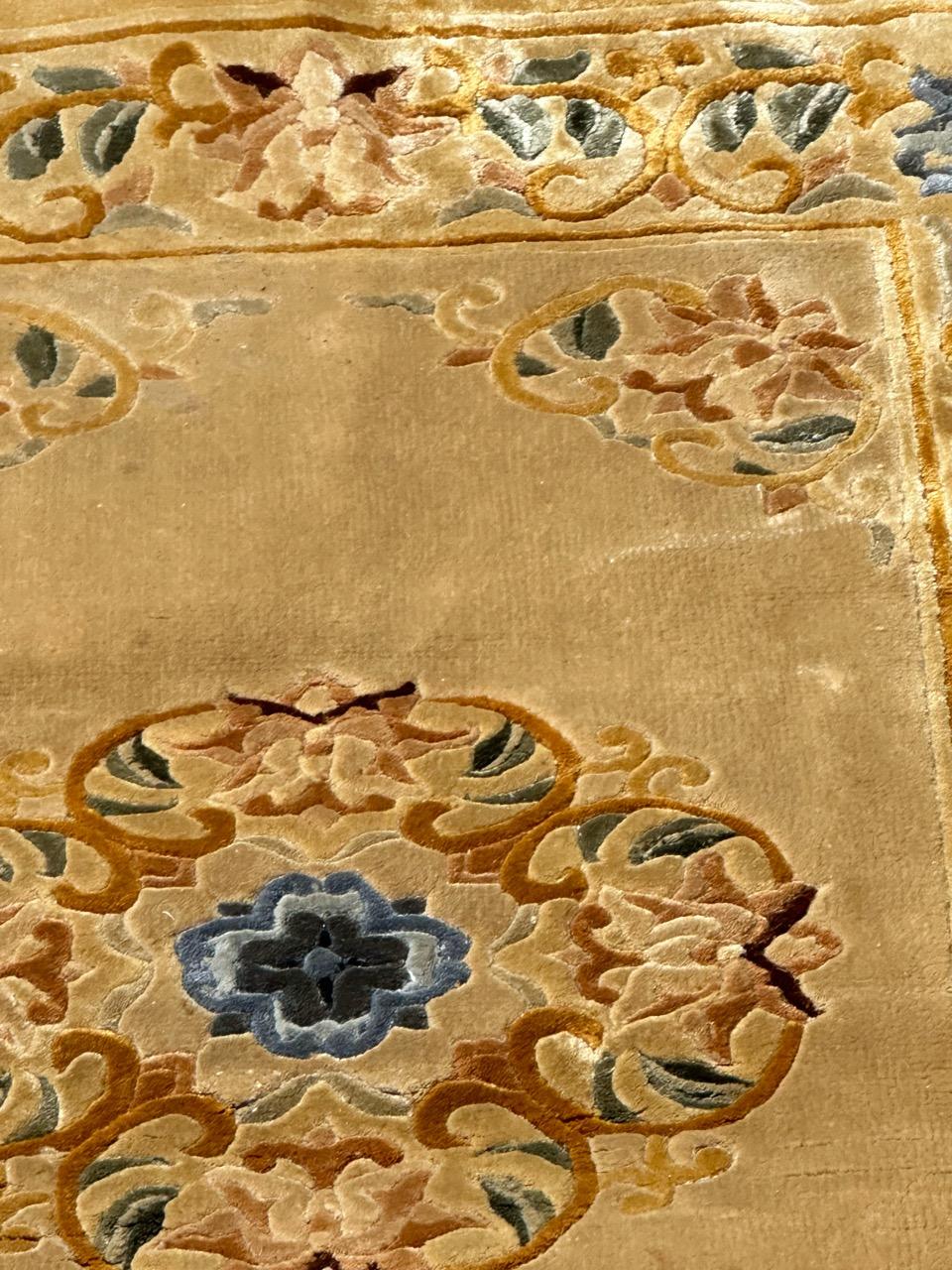 Le joli petit tapis chinois vintage en soie de Bobyrug  en vente 9