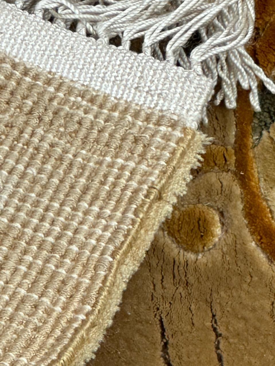 Le joli petit tapis chinois vintage en soie de Bobyrug  en vente 11