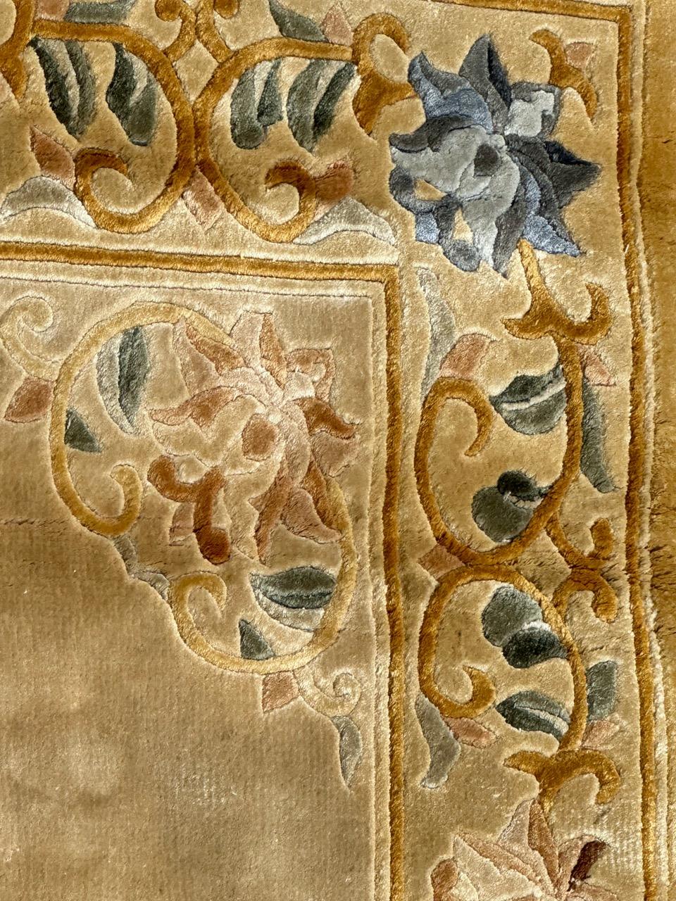 Le joli petit tapis chinois vintage en soie de Bobyrug  en vente 1