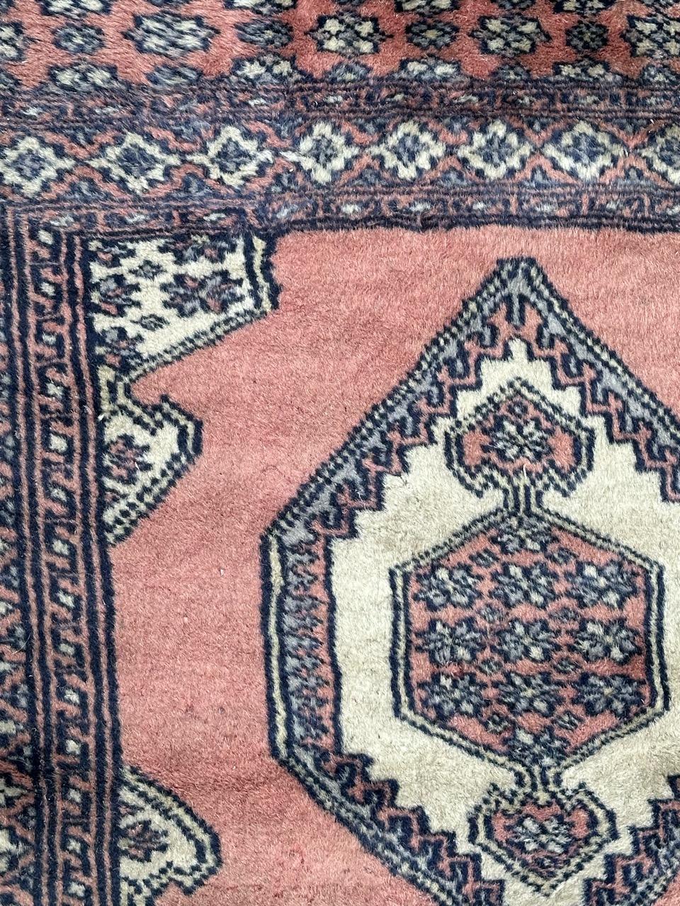 Hübscher kleiner quadratischer pakistanischer Vintage-Teppich mit schönem geometrischem Muster im Stil der turkmenischen Teppiche und schönen Farben mit rosa Feld, blaugrau, weiß und schwarz, vollständig und fein handgeknüpft mit Wolle auf