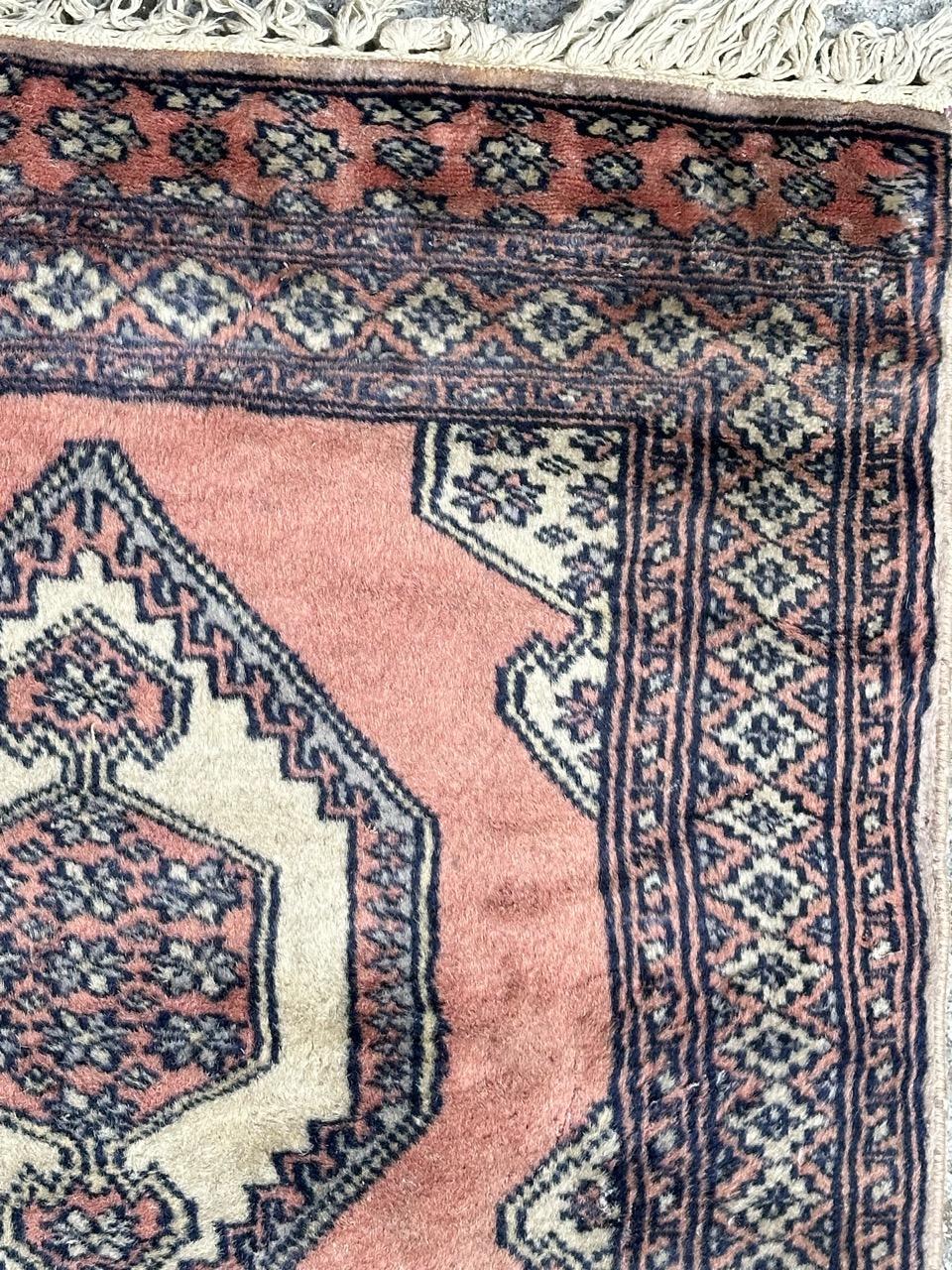 Schöner kleiner quadratischer Pakistanischer Vintage-Teppich (Handgeknüpft) im Angebot
