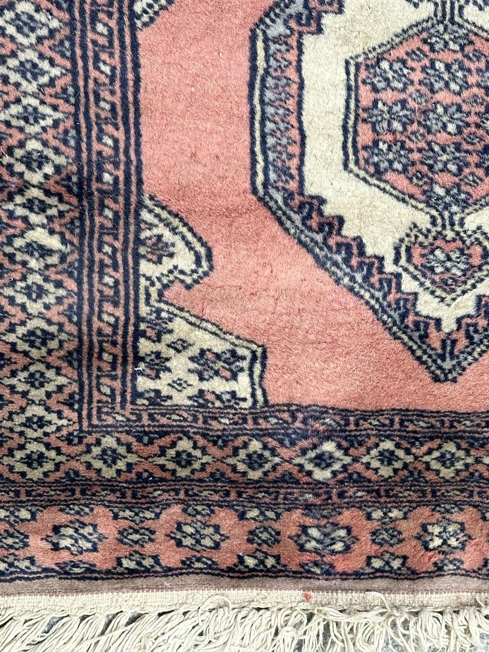 Bobyrug’s pretty small vintage square Pakistani rug In Good Condition For Sale In Saint Ouen, FR