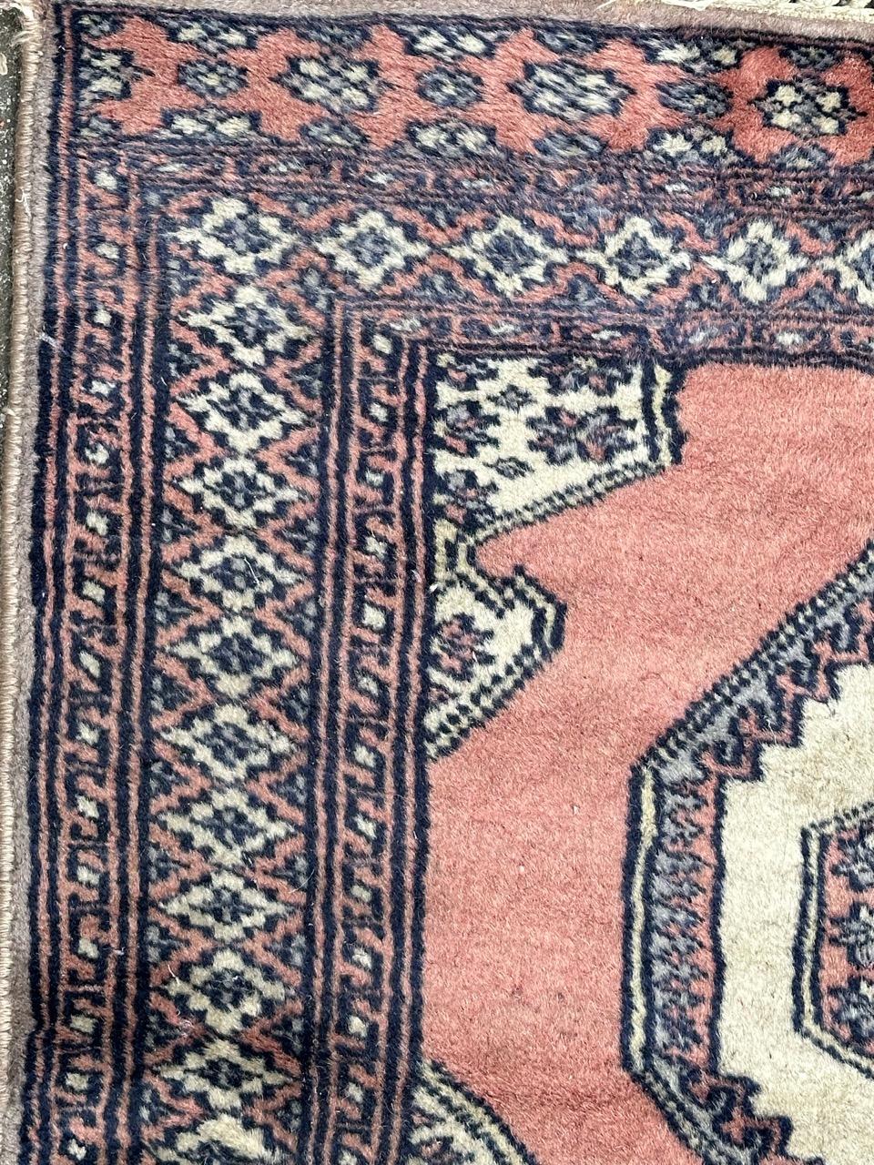 Schöner kleiner quadratischer Pakistanischer Vintage-Teppich (Ende des 20. Jahrhunderts) im Angebot