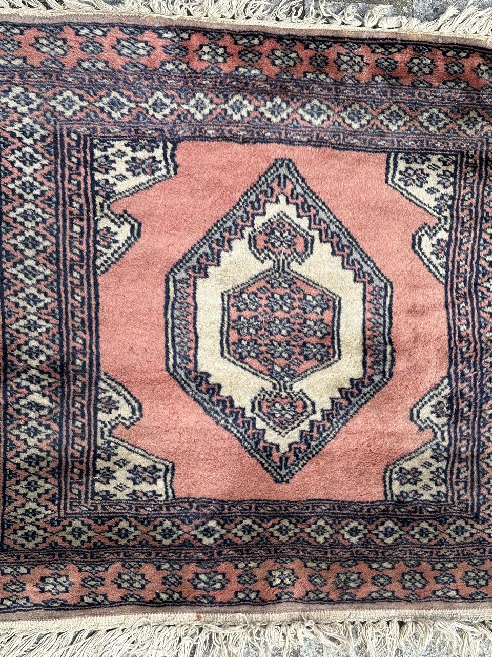 Schöner kleiner quadratischer Pakistanischer Vintage-Teppich (Wolle) im Angebot