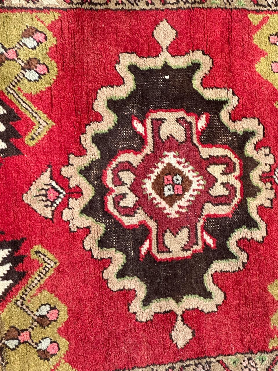 Bobyrug’s pretty small vintage Turkish Yastik rug In Fair Condition For Sale In Saint Ouen, FR