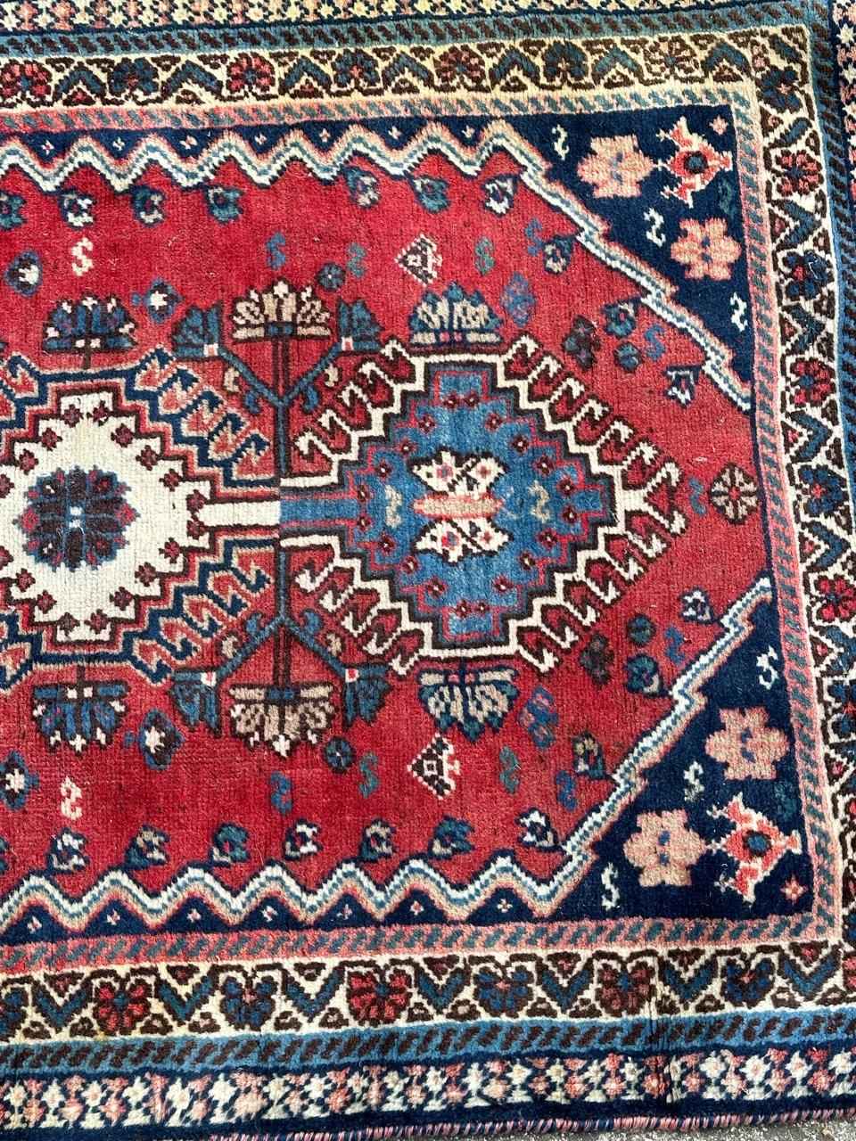 Hübscher Yalameh-Teppich aus der Mitte des Jahrhunderts mit einem schönen geometrischen und Stammesmuster und schönen Farben mit rotem Hintergrund, blau, braun und weiß, komplett handgeknüpft mit Wolle auf Wollfond 

✨✨✨
