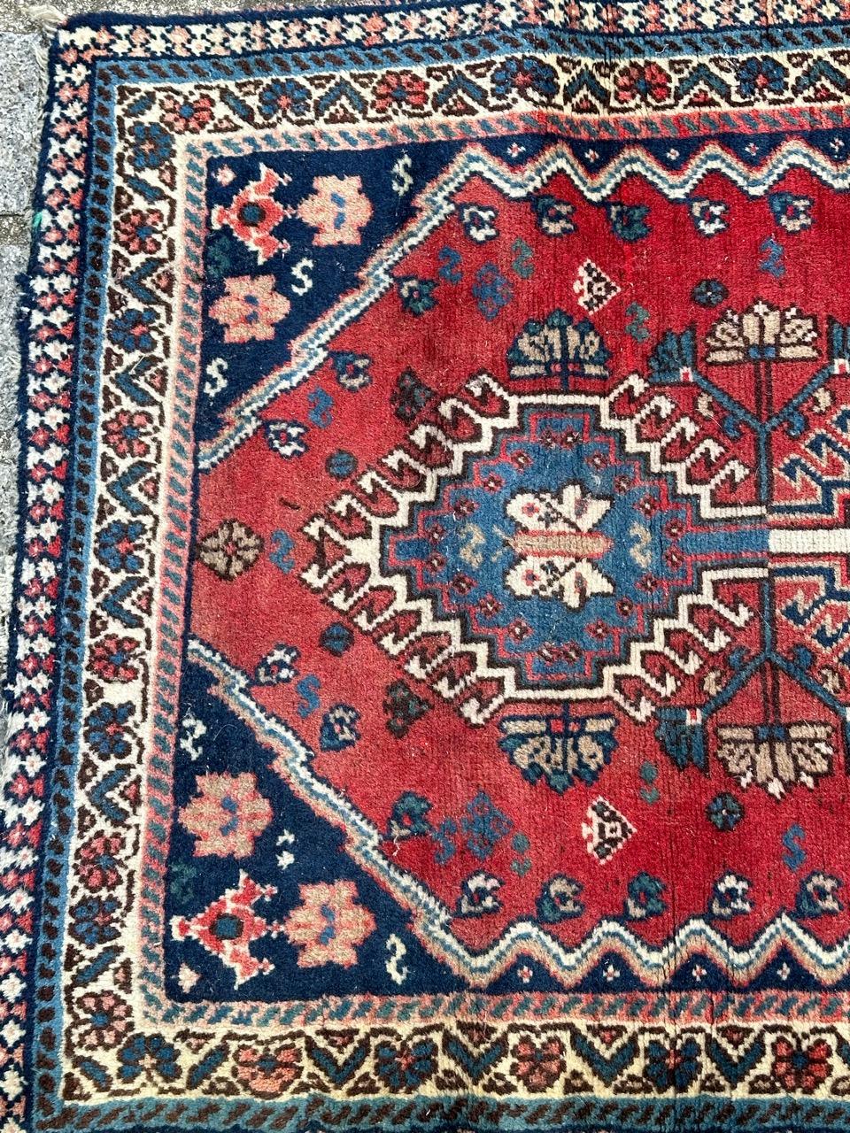 Tribal Le joli petit tapis vintage Yalameh de Bobyrug  en vente