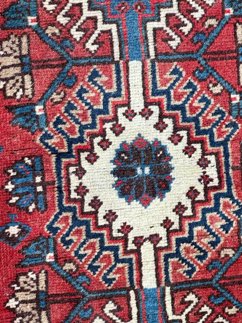 Noué à la main Le joli petit tapis vintage Yalameh de Bobyrug  en vente