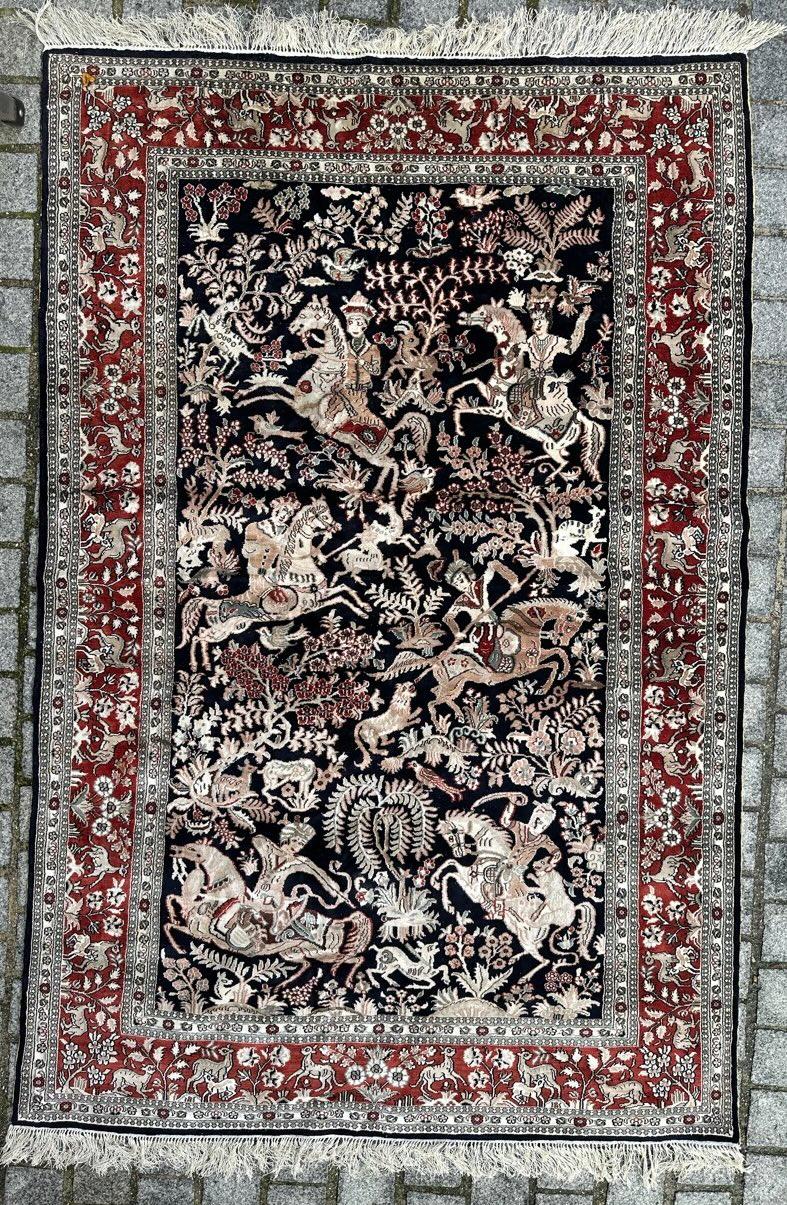 Voici un superbe tapis persan vintage de style Tabriz, méticuleusement noué à la main en Chine sur une base de soie. Ce chef-d'œuvre présente une captivante scène de chasse royale, avec de majestueux personnages à cheval et un éventail d'animaux et
