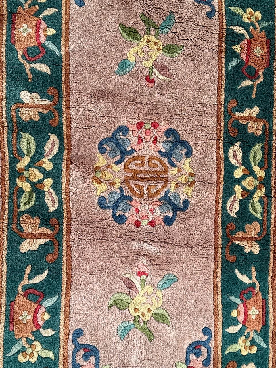 Nice mid century Chinese rug with beautiful Chinese art deco design and beautiful colours with green, pink, blue, yellow and brown. Entirely hand knotted with wool on cotton foundation 

✨✨✨

