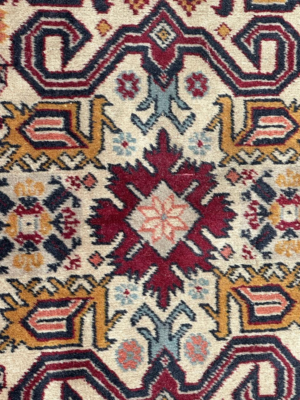 Hübscher aserbaidschanischer Teppich aus der Mitte des Jahrhunderts mit schönem Design der kaukasischen Schirwan-Perepedil-Teppiche und schönen Farben, komplett handgeknüpft mit Wollsamt auf Baumwollbasis.

✨✨✨
