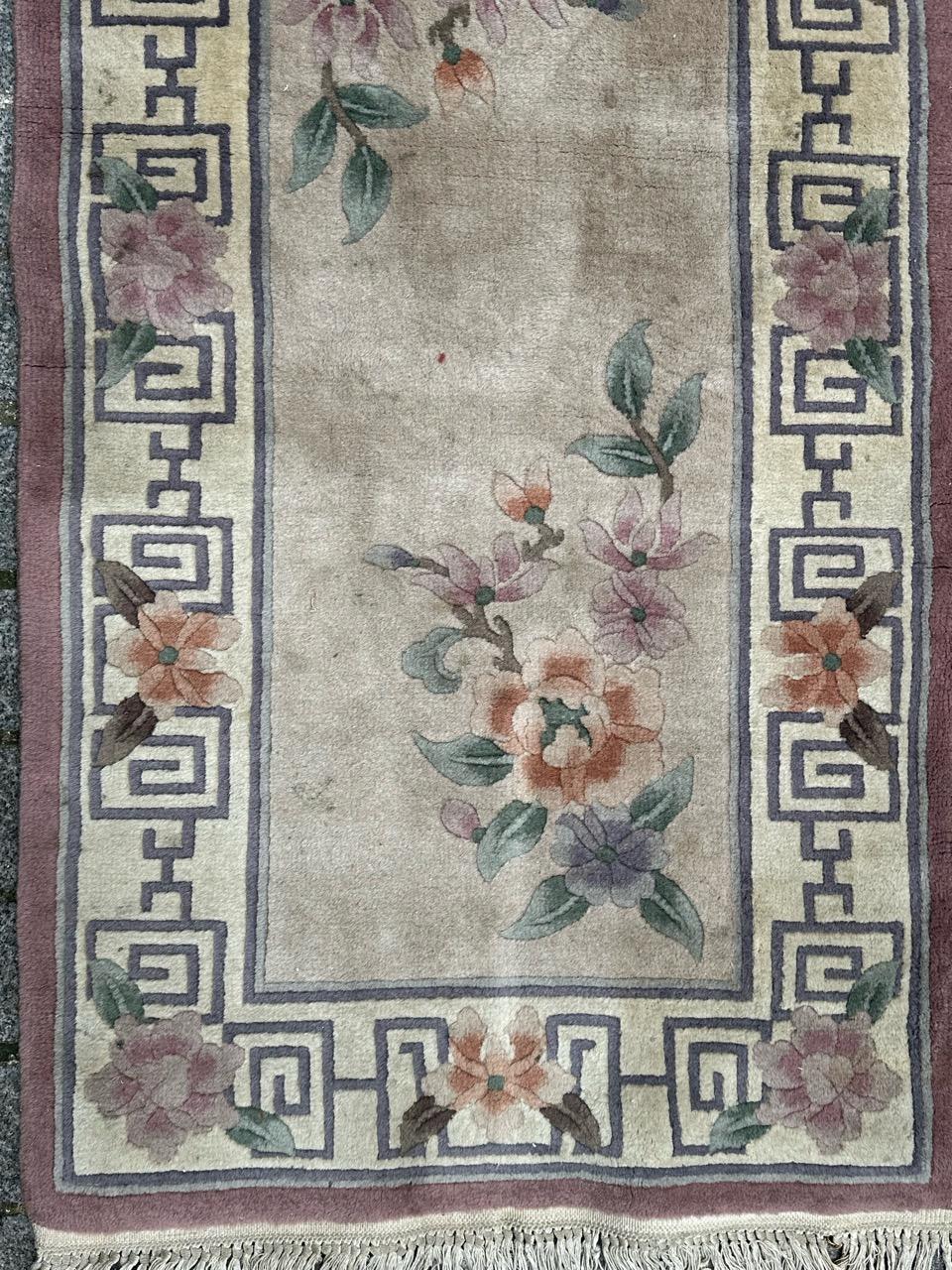 Magnifique tapis chinois du milieu du siècle avec un design de style art déco et de belles couleurs avec un champ beige, rose, orange, violet, vert, gris et bleu, entièrement noué à la main avec de la laine sur une base de coton. 

✨✨✨
