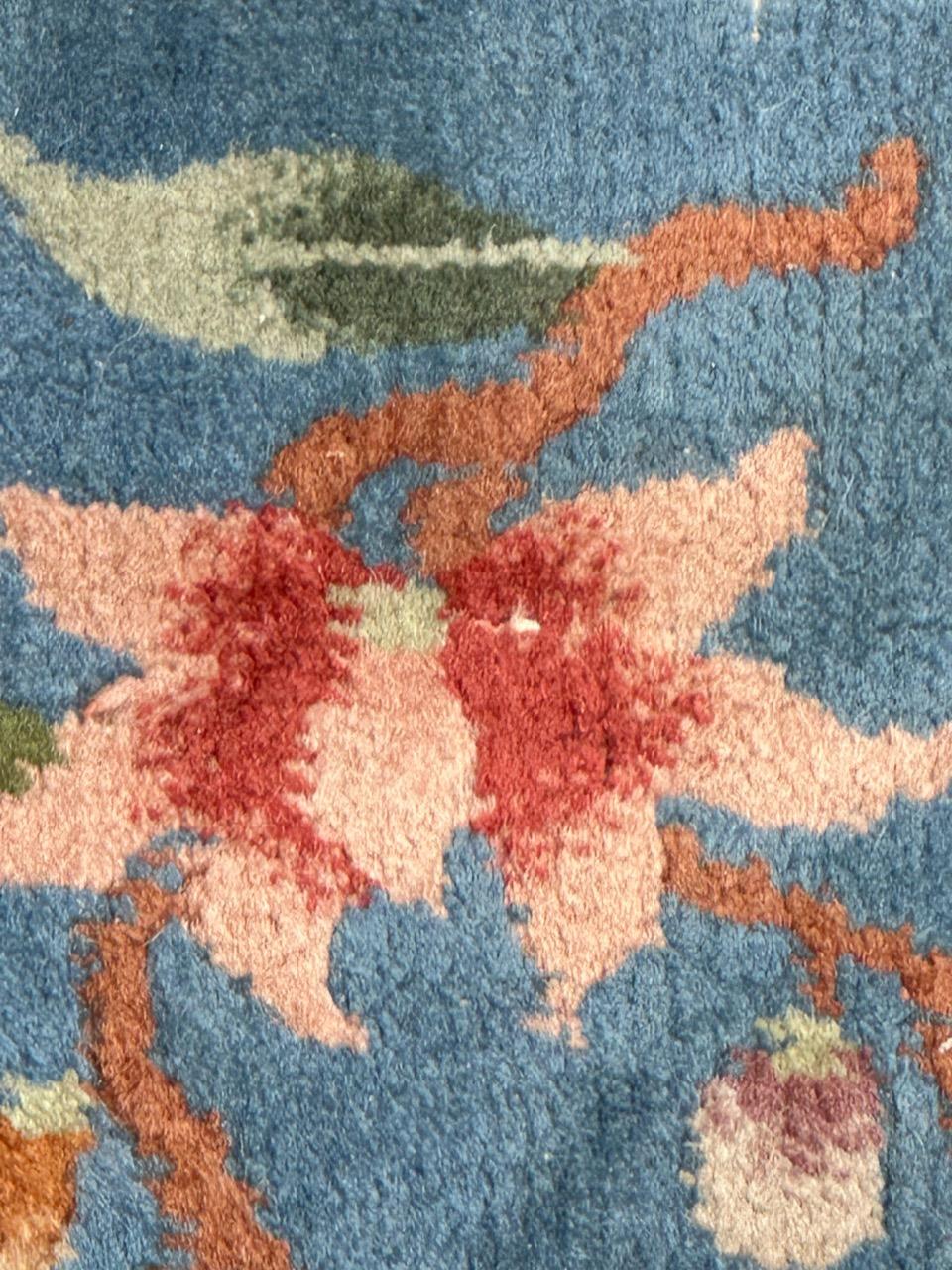 Laine Le joli tapis chinois vintage de Bobyrug  en vente