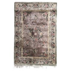Joli tapis chinois vintage en soie à motifs floraux de Bobyrug 