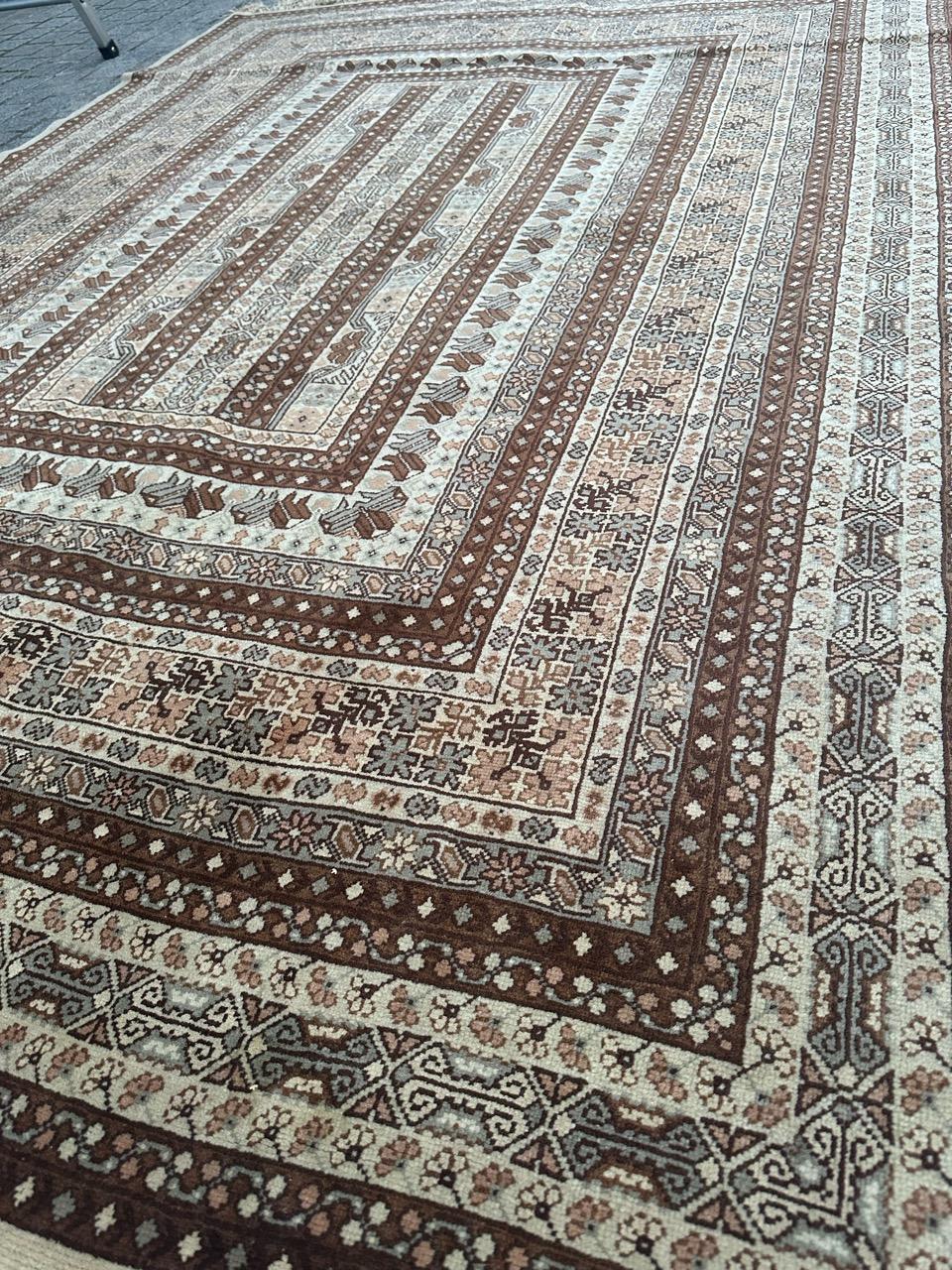 Le joli tapis tunisien vintage de Bobyrug  en vente 3