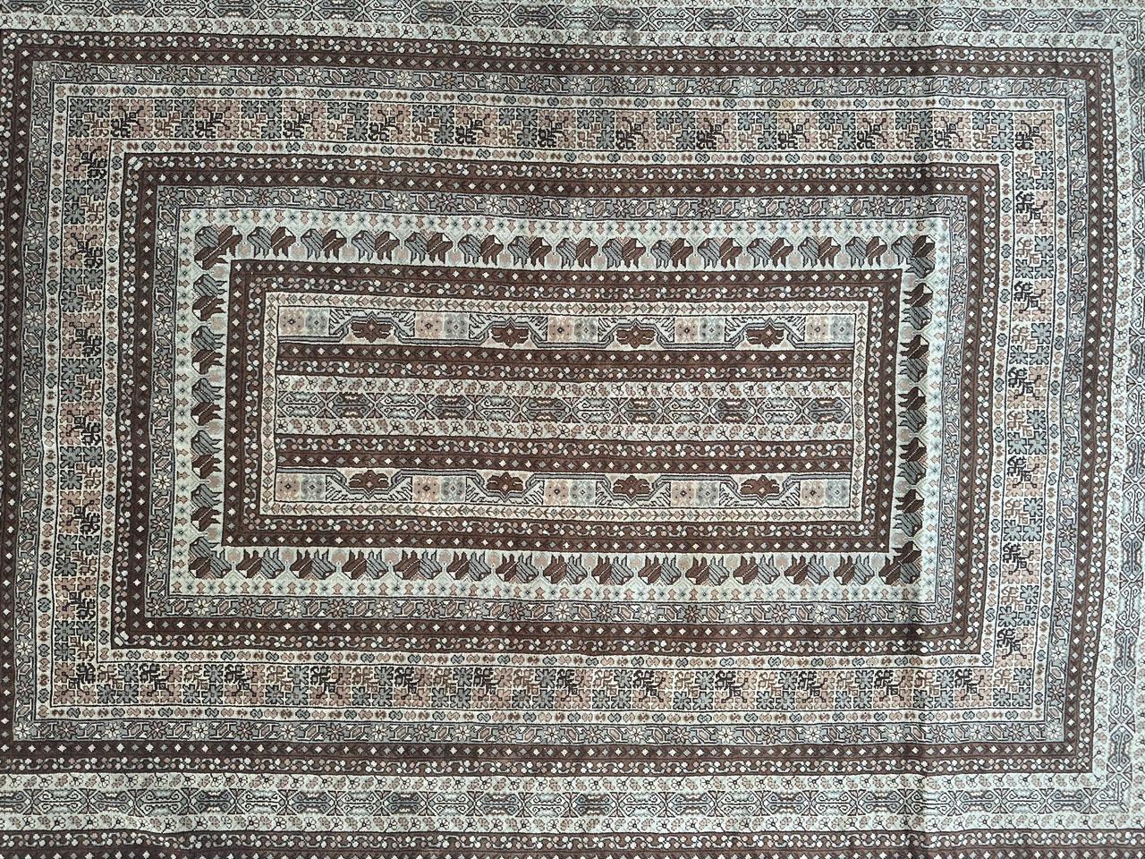 Magnifique tapis tunisien du milieu du 20e siècle, méticuleusement tissé à la main en laine sur coton, présentant des motifs géométriques et tribaux complexes dans de jolies couleurs. Ce tapis est une pièce décorative frappante avec son design