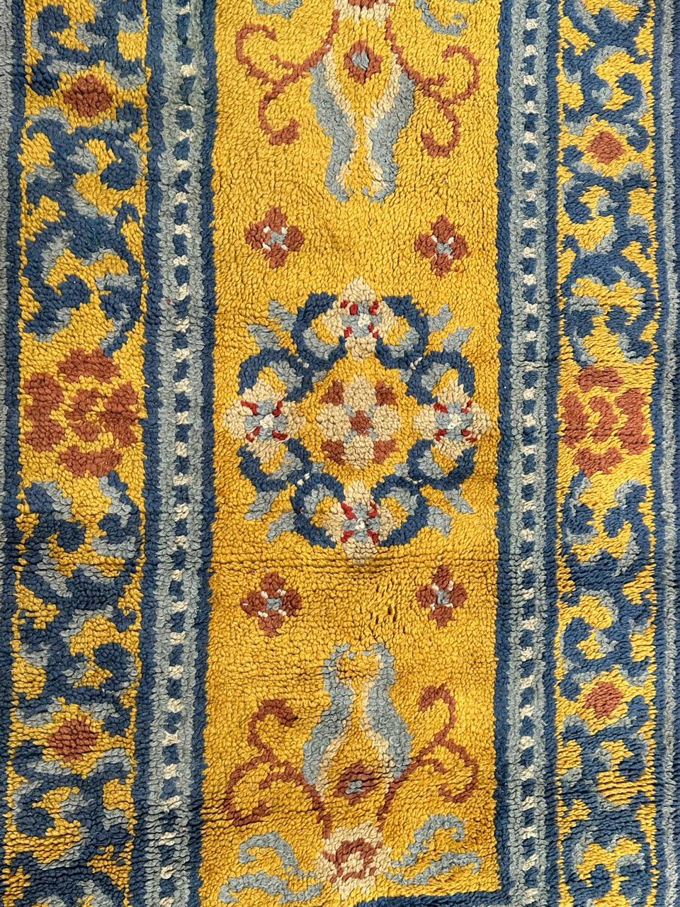 Schöner französischer Teppich aus der Mitte des Jahrhunderts mit schönem Design der antiken chinesischen Teppiche und schönen Farben mit gelbem Hintergrund, himmelblau, marineblau, braun, rot und beige, komplett handgeknüpft mit Wolle auf