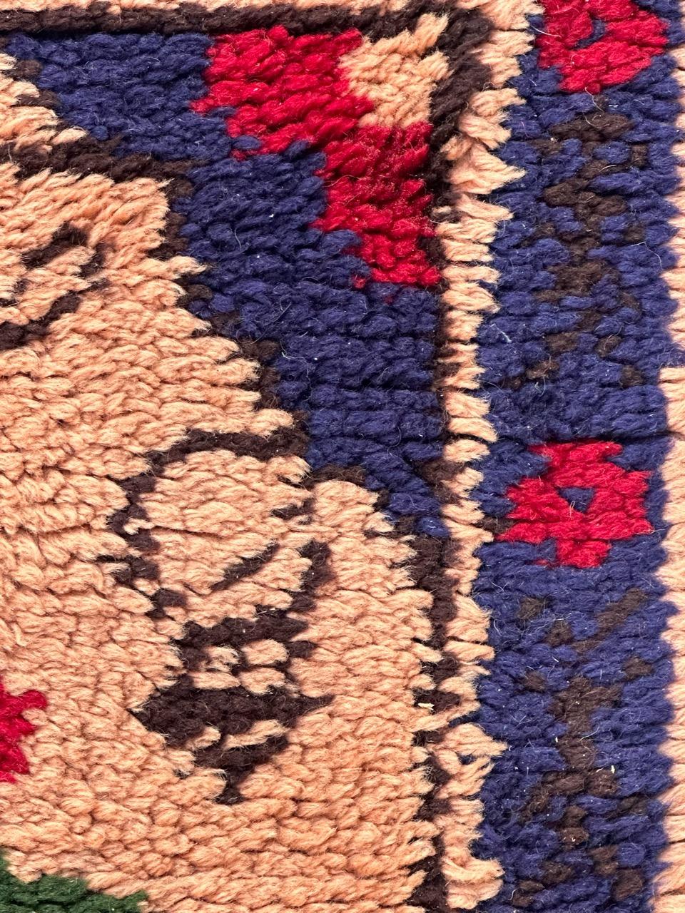 Le joli tapis français vintage de Cogolin de Bobyrug avec son design oushak  en vente 6