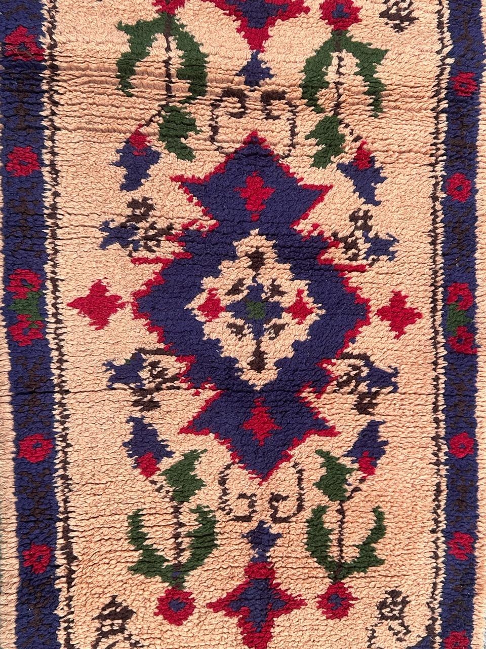 Magnifique tapis noué à la main à Cogolin, datant du milieu du siècle dernier, avec de beaux motifs géométriques en oushak et de belles couleurs avec de l'orange clair, du bleu marine, du rouge et du vert. Entièrement noué à la main avec de la laine
