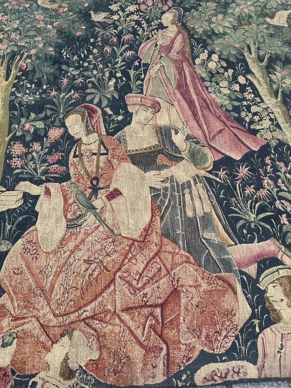 Bonito tapiz estampado a mano con diseño medieval francés vintage de Bobyrug en venta 2