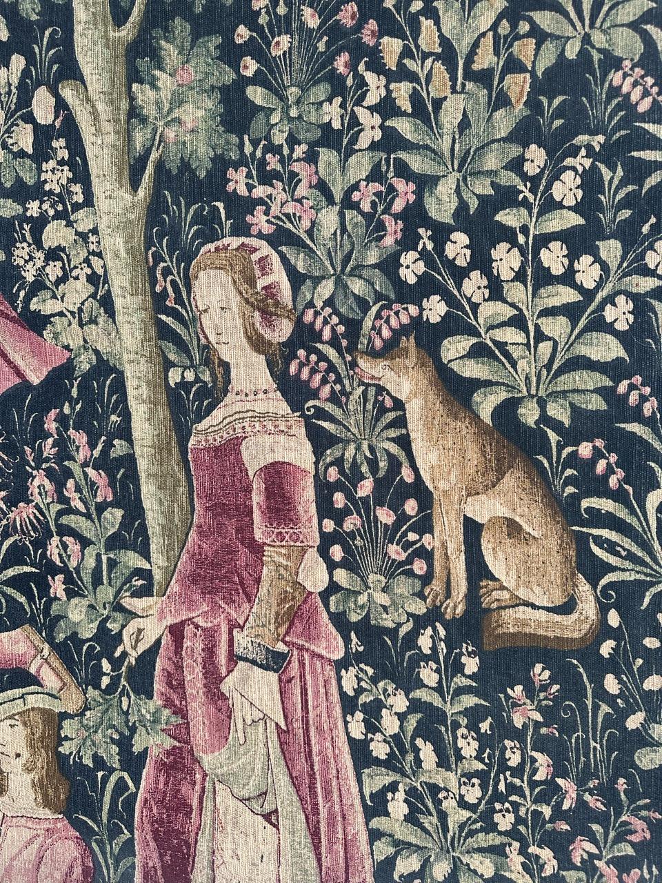 Belle tapisserie française vintage imprimée à la main avec un beau design médiéval et de belles couleurs. Découvrez une étonnante tapisserie du milieu du XXe siècle, méticuleusement imprimée à la main sur un support en coton. Cette exquise