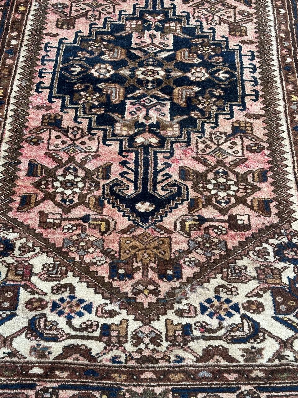 Hübscher rustikaler Hamadan-Teppich aus der Mitte des Jahrhunderts mit schönen geometrischen und stilisierten Mustern und schönen Farben mit rosa, marineblau, creme, braun und grau, komplett handgeknüpft mit Wolle auf Baumwollbasis 
Einige