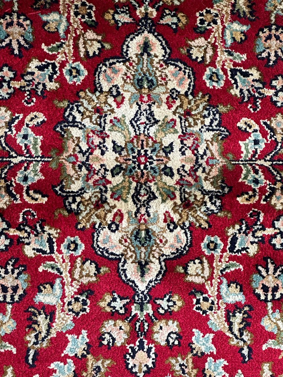 Schöner indischer Seidenteppich im Vintage-Stil mit schönem Design von persischen Täbris-Teppichen und schönen Farben mit rotem und weißem Feld in den Bordüren, blau, grün, gelb und rosa im Design. Vollständig und fein handgeknüpft mit Seide auf