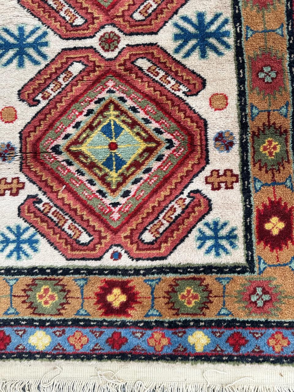 Bobyrug's hübscher kleiner kaukasischer Sinkiang-Teppich im Vintage-Design (Kasachisch) im Angebot