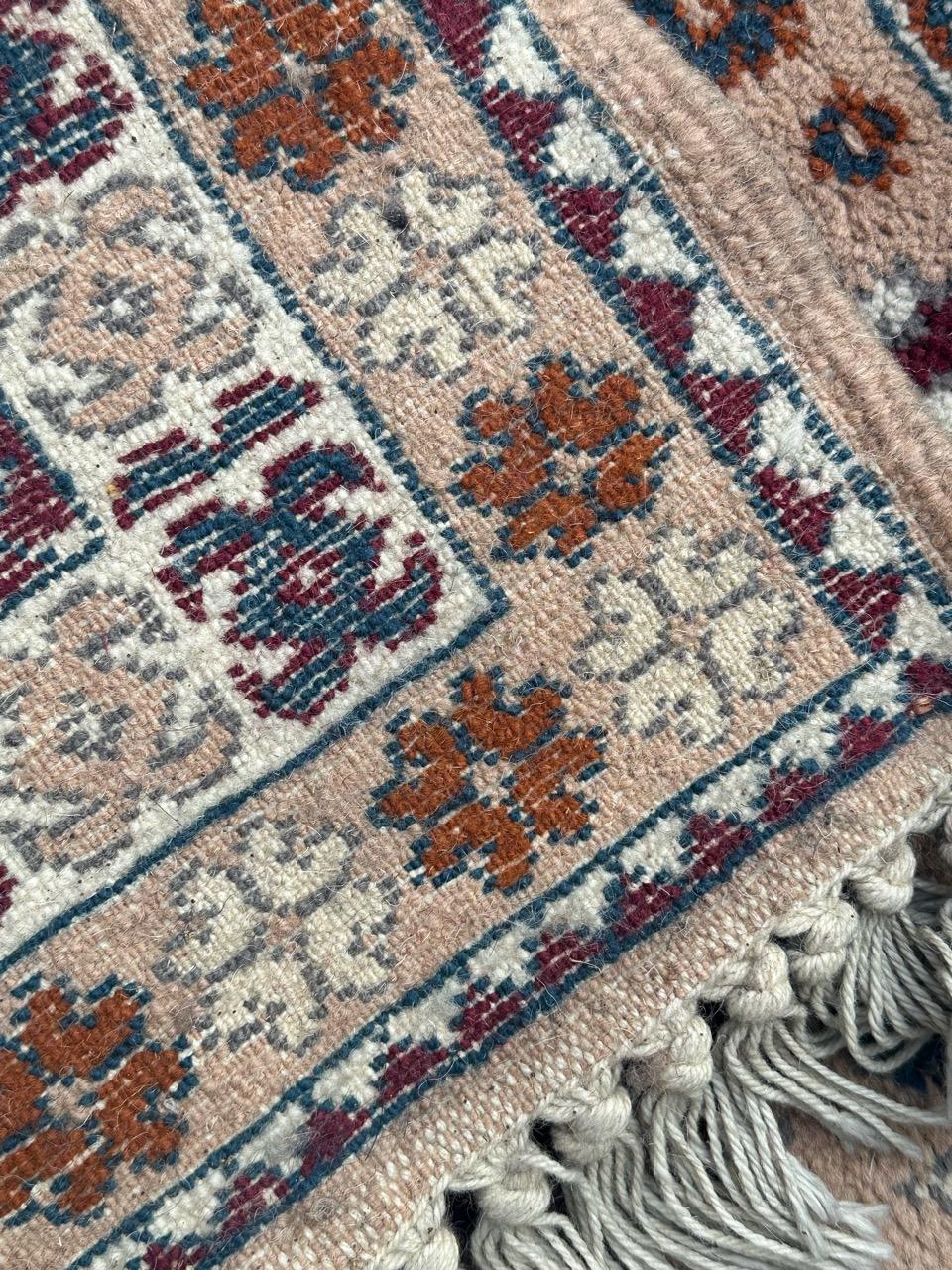 Le joli tapis marocain vintage de Bobyrug  en vente 7
