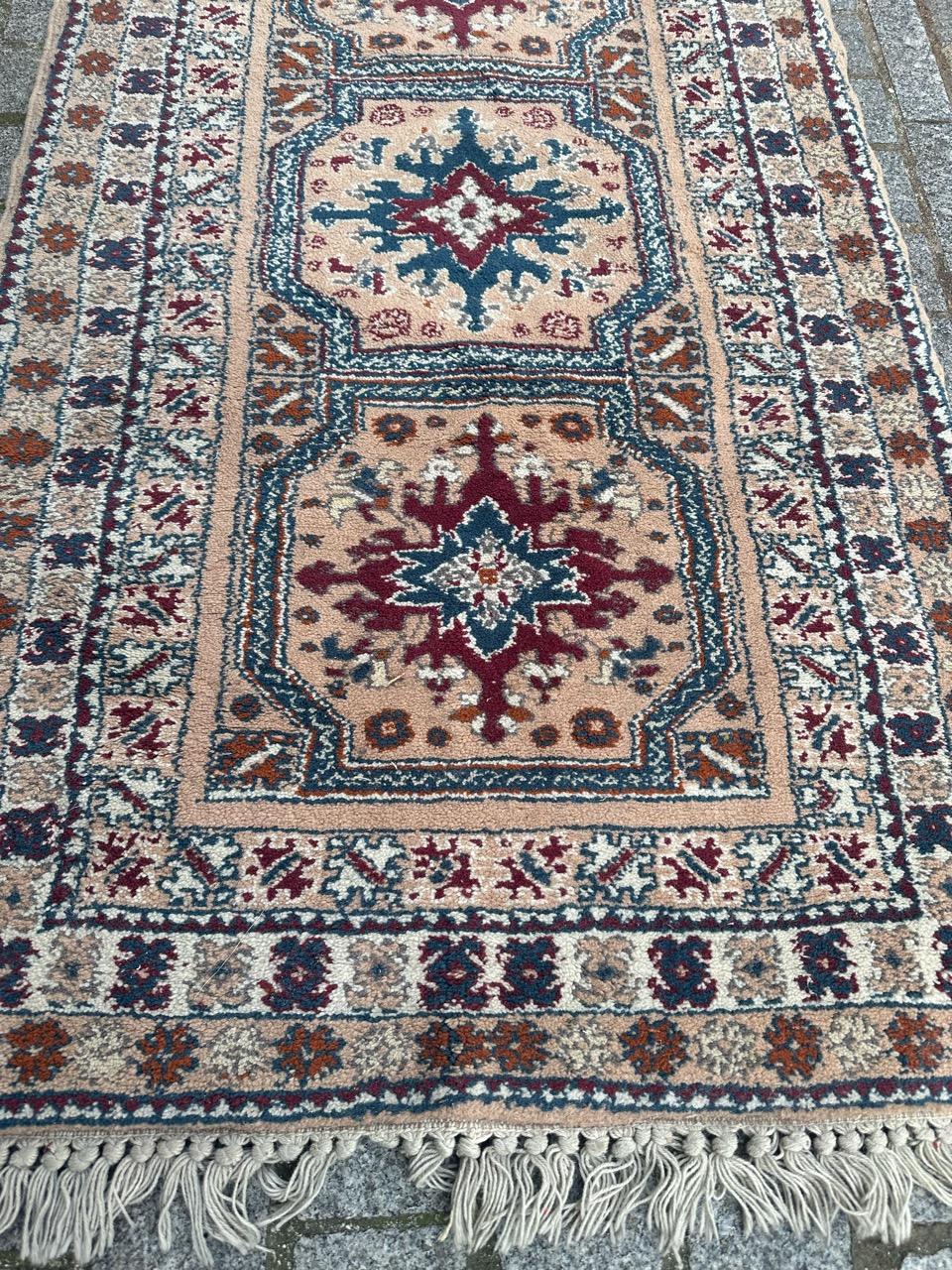 Joli tapis marocain du milieu du siècle avec de beaux motifs géométriques et tribaux et de belles couleurs avec du rose, du violet, du bleu, du gris, de l'orange et du blanc, entièrement noué à la main avec de la laine sur une base de laine.