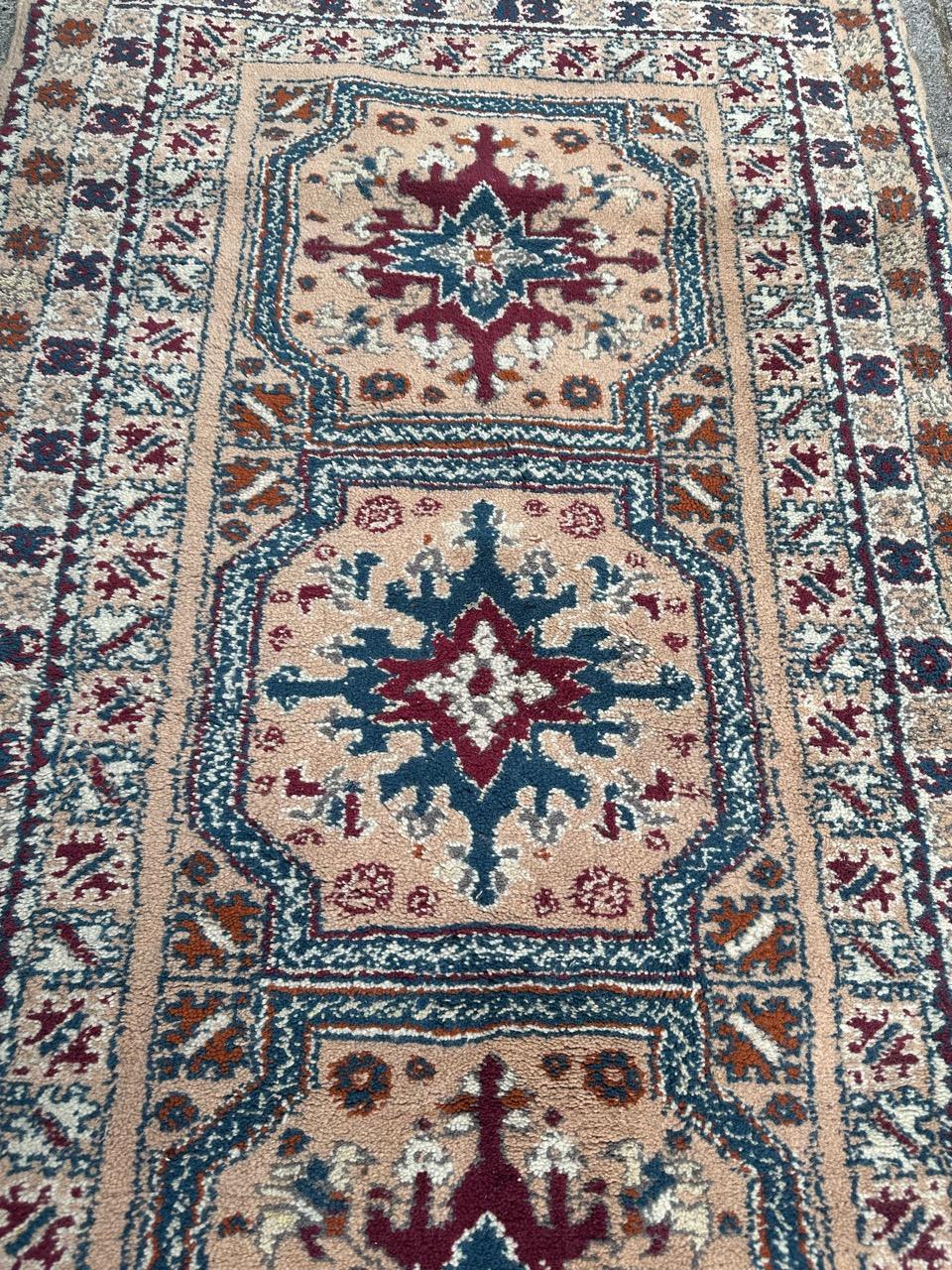 Tribal Le joli tapis marocain vintage de Bobyrug  en vente