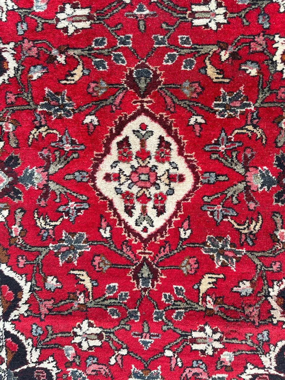 Joli tapis rustique vintage avec un beau design floral et de belles couleurs avec un champ rouge, entièrement noué à la main avec de la laine sur une base de coton.
Petites usures sur un côté !

✨✨✨
