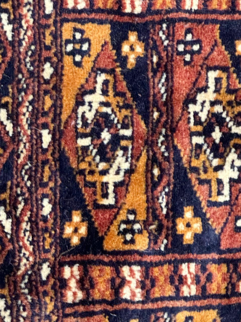 Le joli tapis vintage pakistanais chuval de style turkmène de Bobyrug  en vente 2