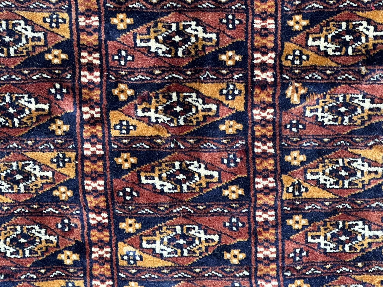 Le joli tapis vintage pakistanais chuval de style turkmène de Bobyrug  en vente 3