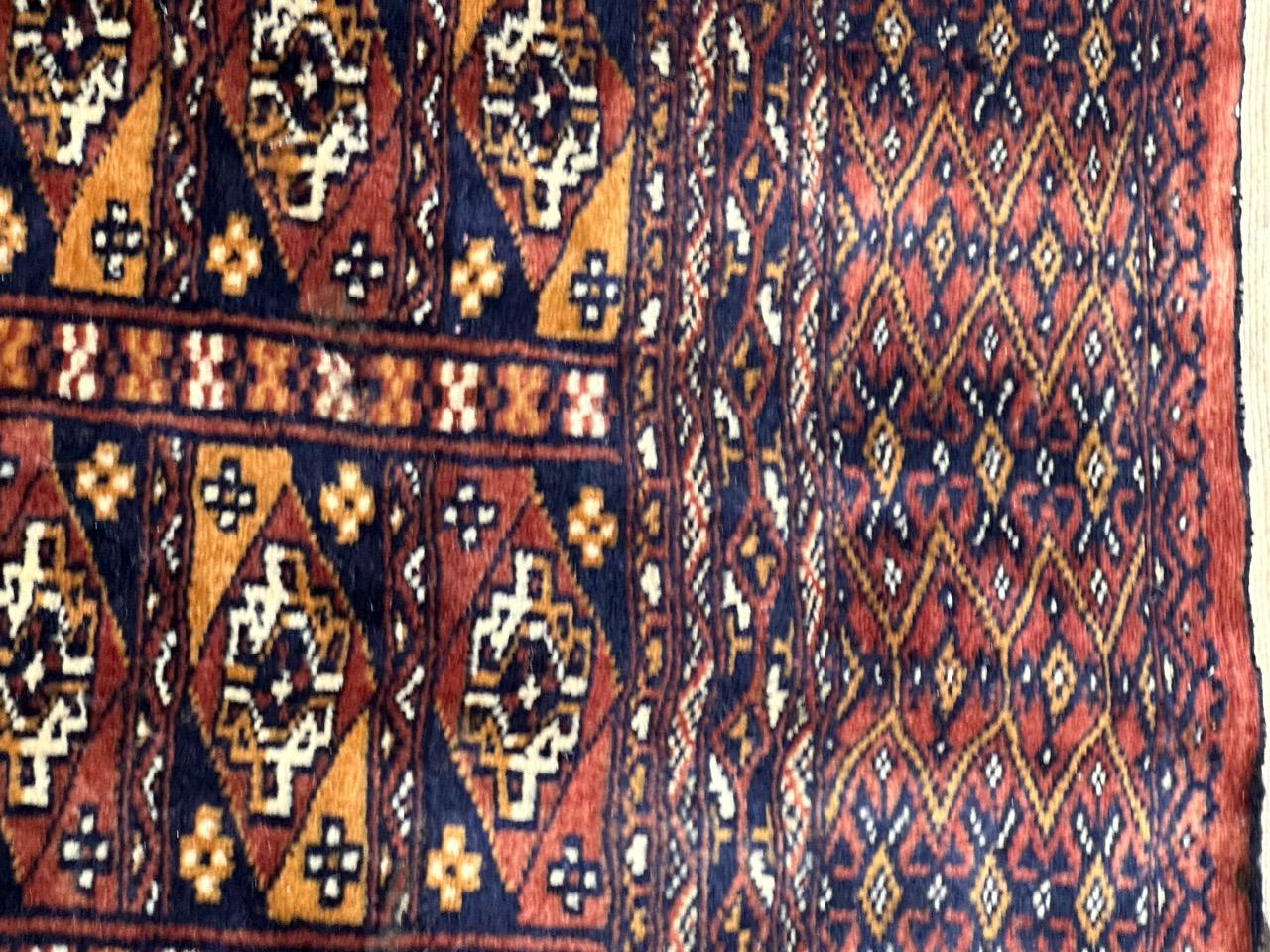 Le joli tapis vintage pakistanais chuval de style turkmène de Bobyrug  en vente 4