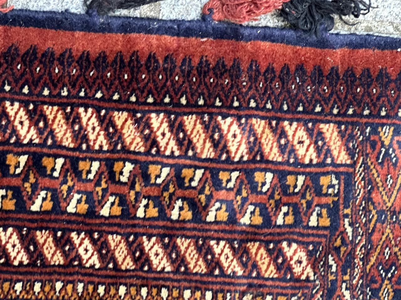 Le joli tapis vintage pakistanais chuval de style turkmène de Bobyrug  en vente 5