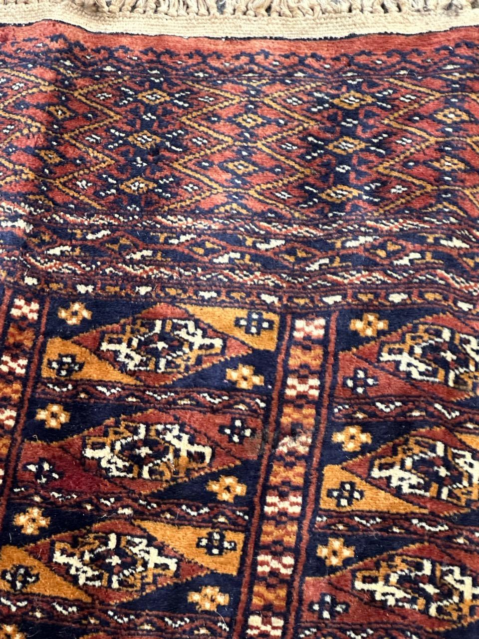 Le joli tapis vintage pakistanais chuval de style turkmène de Bobyrug  Bon état - En vente à Saint Ouen, FR