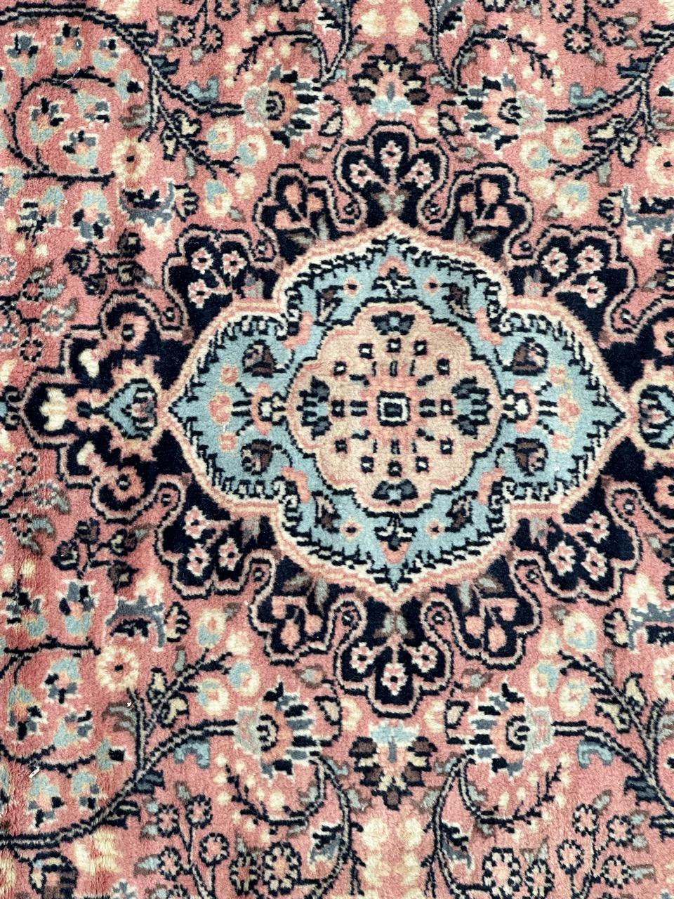 Schöner pakistanischer Vintage-Teppich mit schönem persischen Design und schönen Farben mit rosa, weiß, himmelblau und dunkelblau, ganz und fein handgeknüpft aus Wolle und Seide auf Baumwollbasis.

✨✨✨
