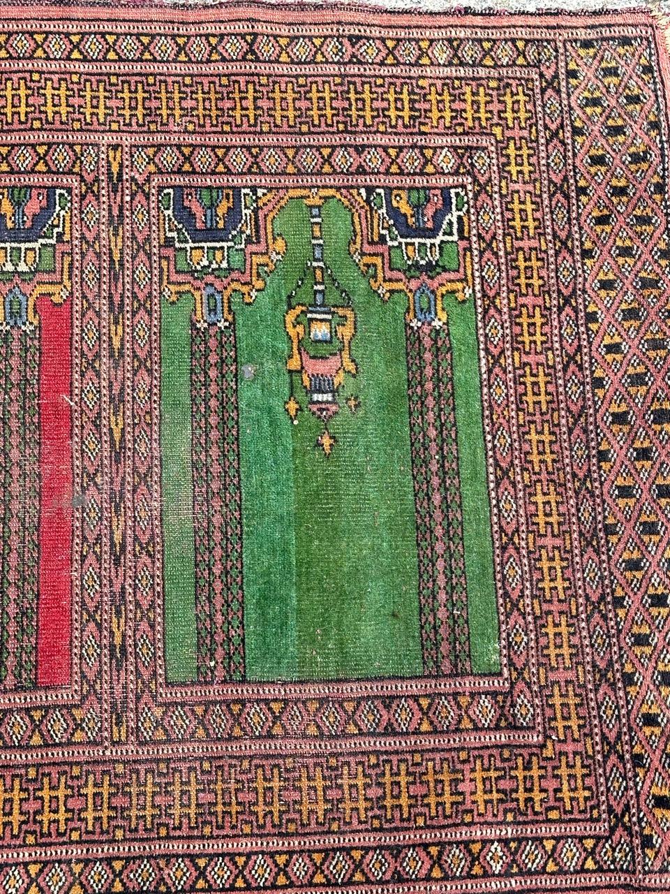 Joli tapis pakistanais vintage avec un design d'anciens tapis Saf/One et de belles couleurs avec du rouge, du vert, du bleu, du jaune, du rose et du noir, usures uniformes dues à l'utilisation, entièrement noué à la main avec de la laine sur une