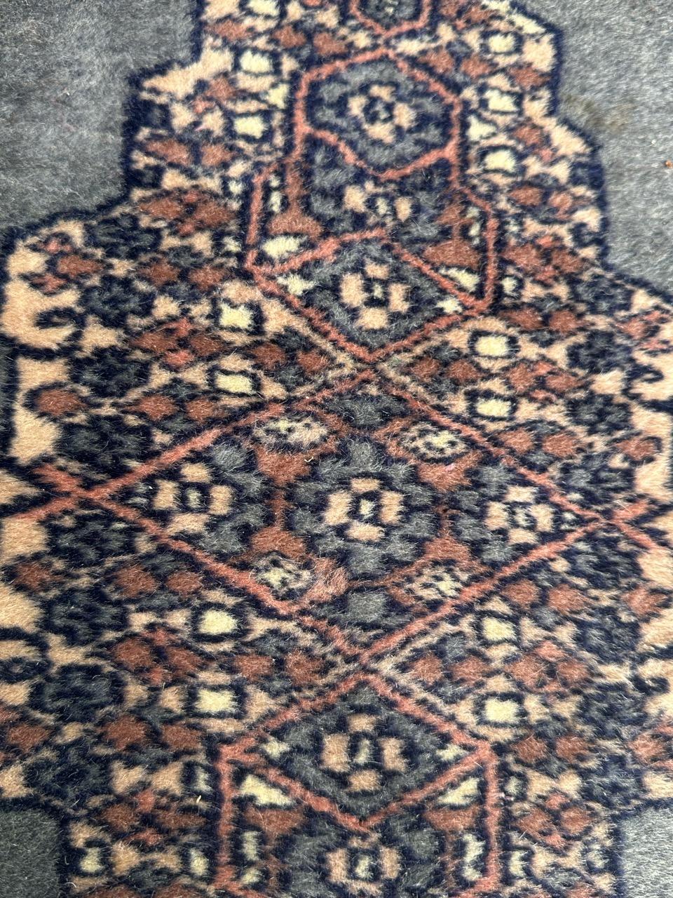 Le joli petit tapis pakistanais vintage de Bobyrug  en vente 3