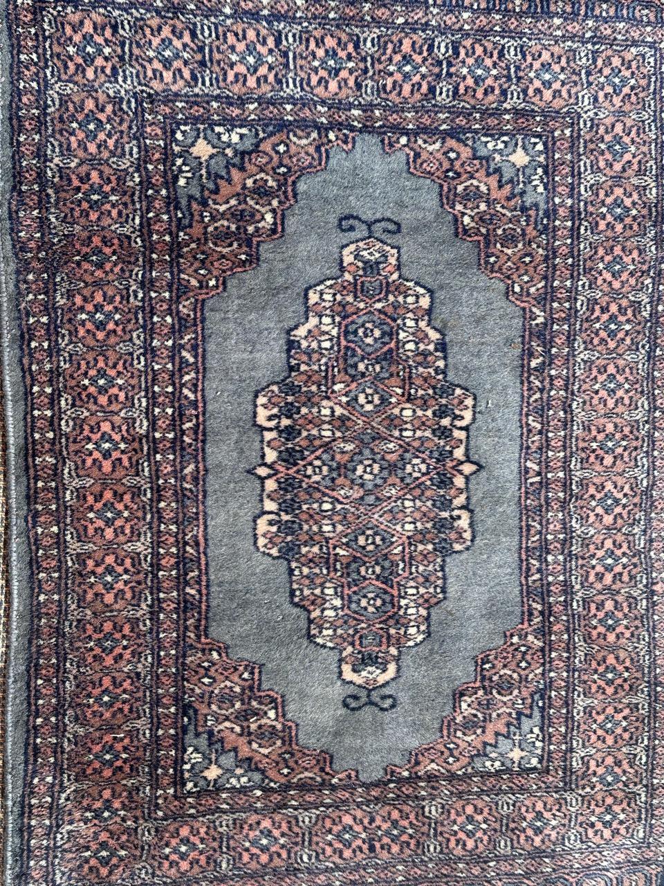 Joli petit tapis pakistanais vintage avec un design géométrique turkmène et de belles couleurs avec un champ bleu, entièrement et finement noué à la main avec de la laine sur une base en coton. 

✨✨✨

